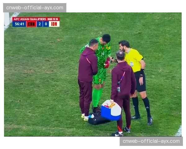 终场哨响，博洛尼亚后卫在门线解围后瘫倒在地，球队完成赛季第八次零封