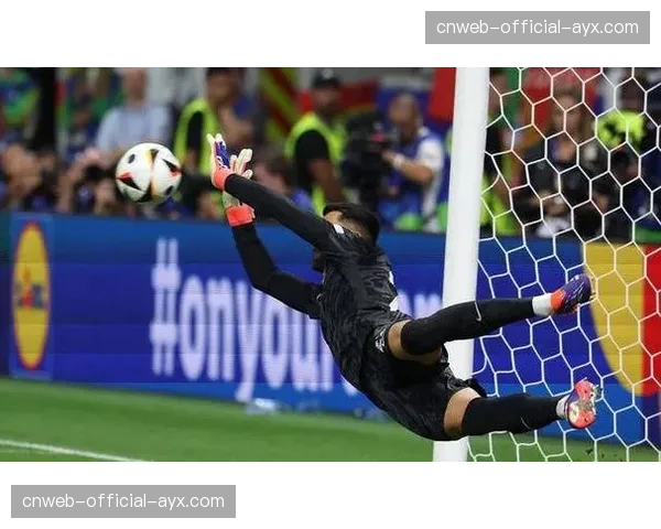 特写：39岁门将西里古扑出点球后落泪，完成职业生涯最后一场主场赛事