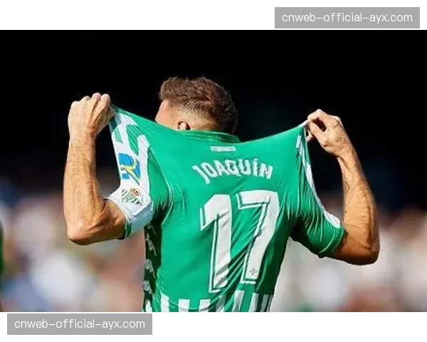 皇家贝蒂斯官方宣布与38岁的队长华金续约一年，新角色包括教练组实习